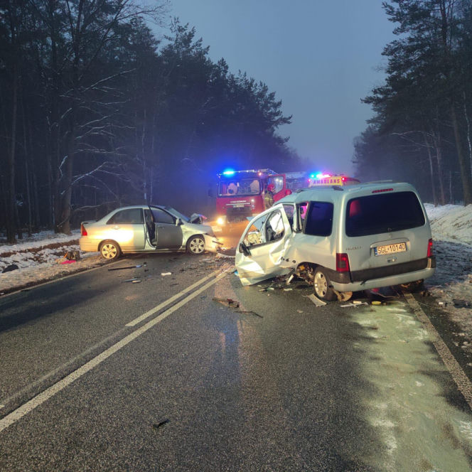 Śmiertelny wypadek na DK74. Jedna osoba nie żyje, druga w szpitalu