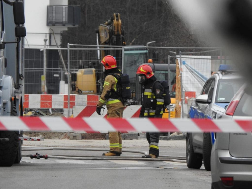 Pożar w salonie urody w Wawrze. Strażacy znaleźli podejrzaną paczkę, ewakuacja mieszkańców