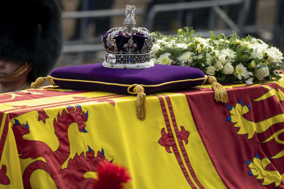 Najpiękniejsza korona Elżbiety II spoczęła na trumnie. Brytyjska korona państwowa na pogrzebie monarchini