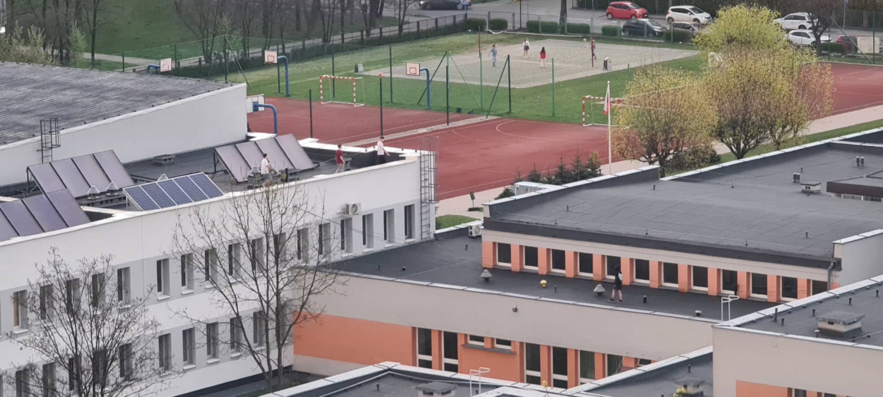 Weszli na dach szkoły w Katowicach i machali kolegom
