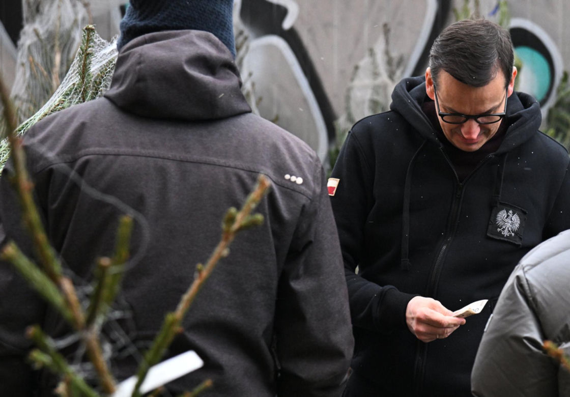 Morawiecki kupuje choinkę na święta