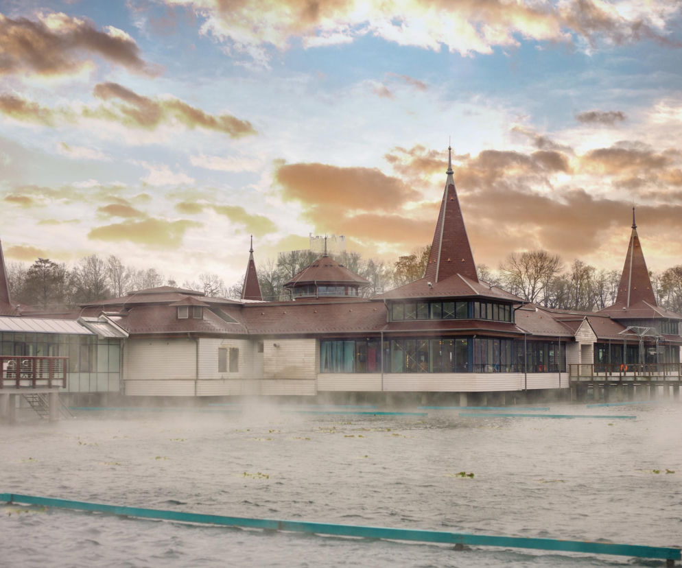 Woda aż paruje! Gorące jezioro czeka na kuracjuszy