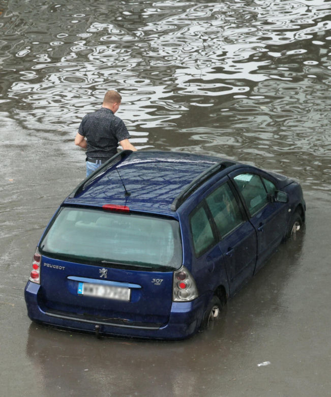 Trasa S8 całkowicie zalana. Warszawa sparaliżowana po ulewie