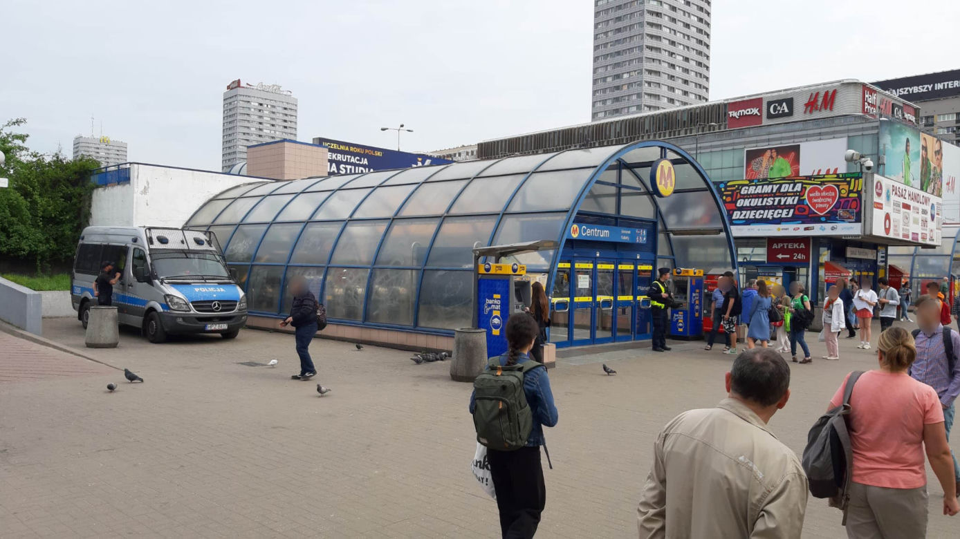 Wypadek na stacji metra w Centrum. Mężczyzna runął pod pędzący pociąg