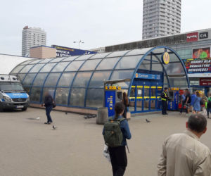 Wypadek na stacji metra w Centrum. Mężczyzna runął pod pędzący pociąg