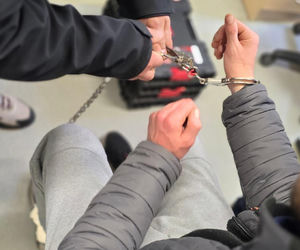 Drogowy bandyta celowo wjeżdżał wjeżdżał w ludzi na chodniku! Wcześniej wrzeszczał na pieszych