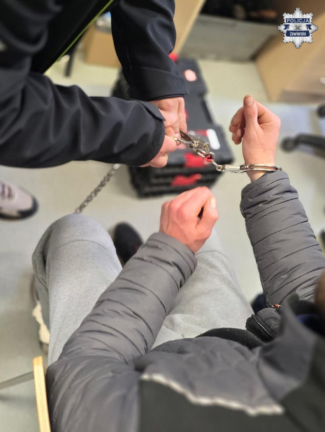 Drogowy bandyta celowo wjeżdżał wjeżdżał w ludzi na chodniku! Wcześniej wrzeszczał na pieszych