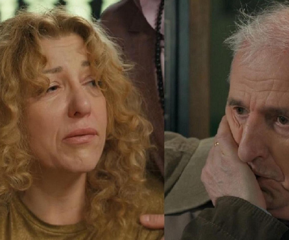 Hanna Klepacka jako Żabcia, zapłakana blondynka z kręconymi włosami, której dłoń trzyma druga osoba. Obok Jacek Kałucki jako Jaworski, starszy mężczyzna z siwymi włosami, zamyślony i podpierający policzek. Aktorzy z serialu Barwy szczęścia w emocjonalnej scenie, o której możesz przeczytać na portalu Super Seriale.