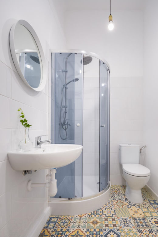 Jak urządzić małą toaletę? Bardzo małe WC w bloku - nowoczesne aranżacje