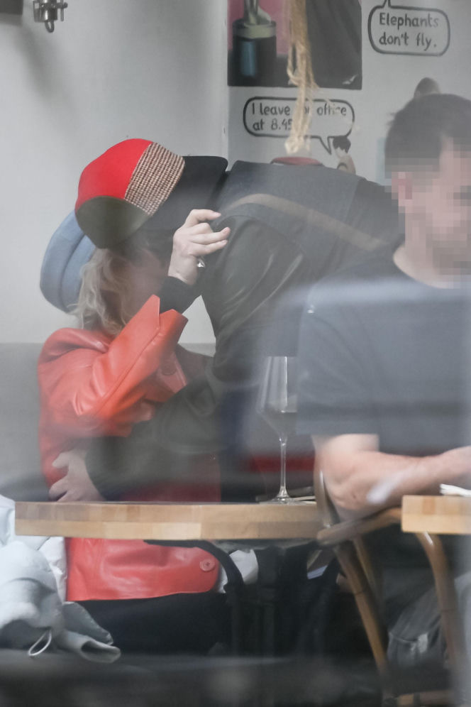 Katarzyna Figura przytula Maćka Musiałowskiego