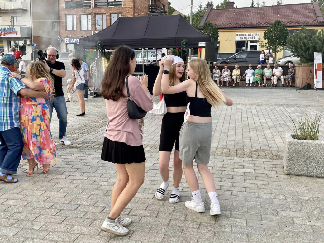 POTAŃCÓWKA NA RYNKU. Tak bawią się mieszkańcy Starachowic