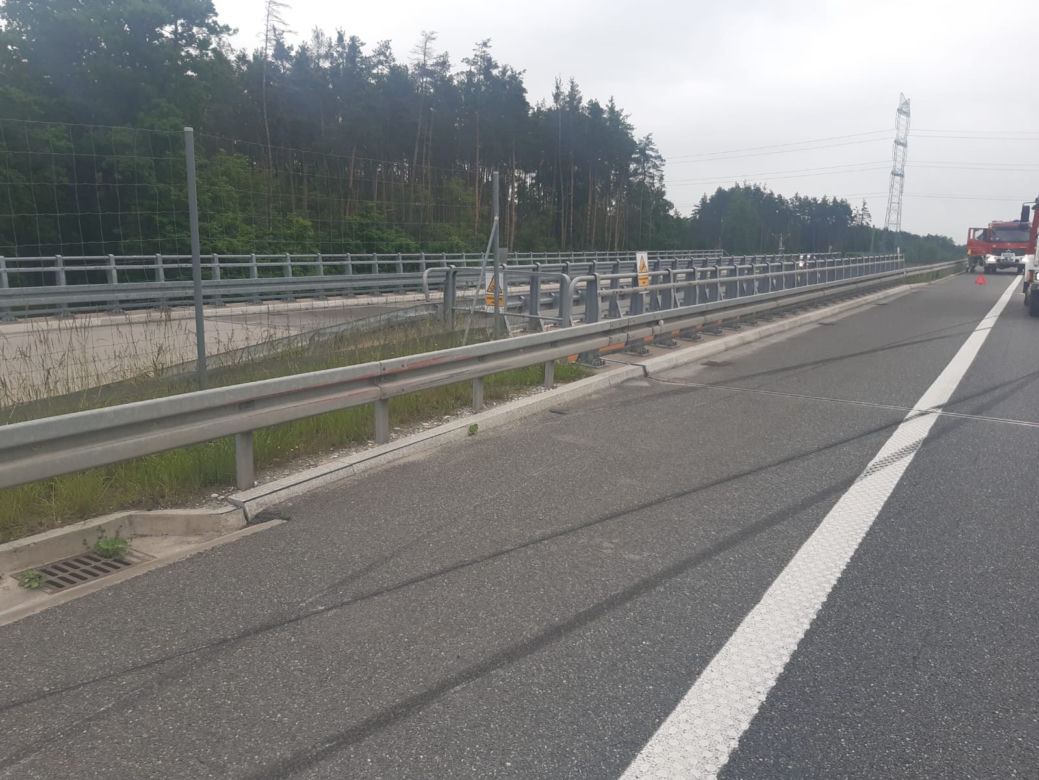 Wystrzał opony na A4 koło Tarnowa