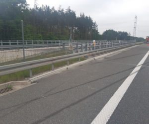 Wystrzał opony na A4 koło Tarnowa