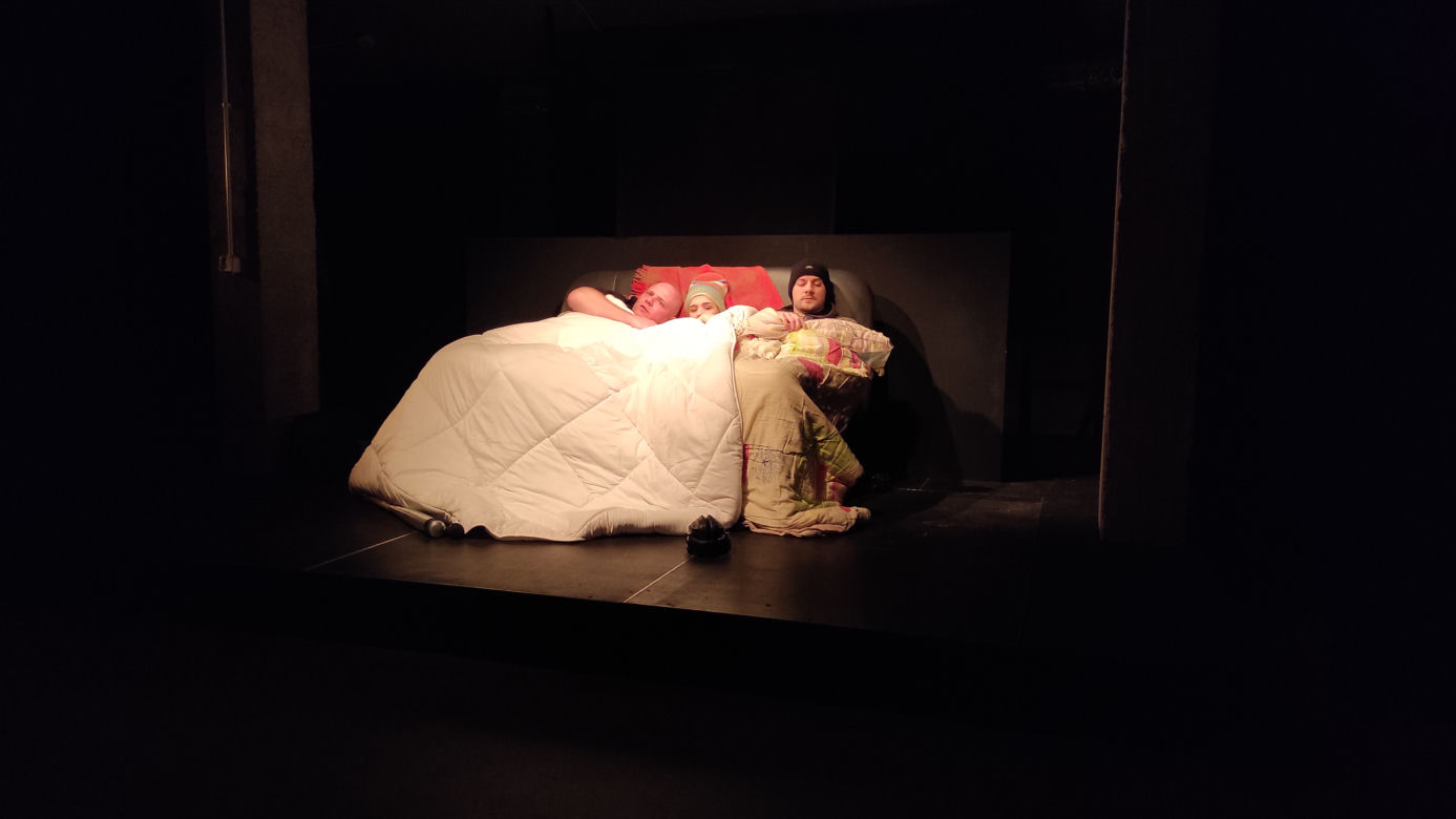 Próby i konferencja prasowa przed premierą spektaklu "mady-baby.edu" w tarnowskim teatrze