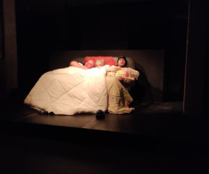 Próby i konferencja prasowa przed premierą spektaklu mady-baby.edu w tarnowskim teatrze