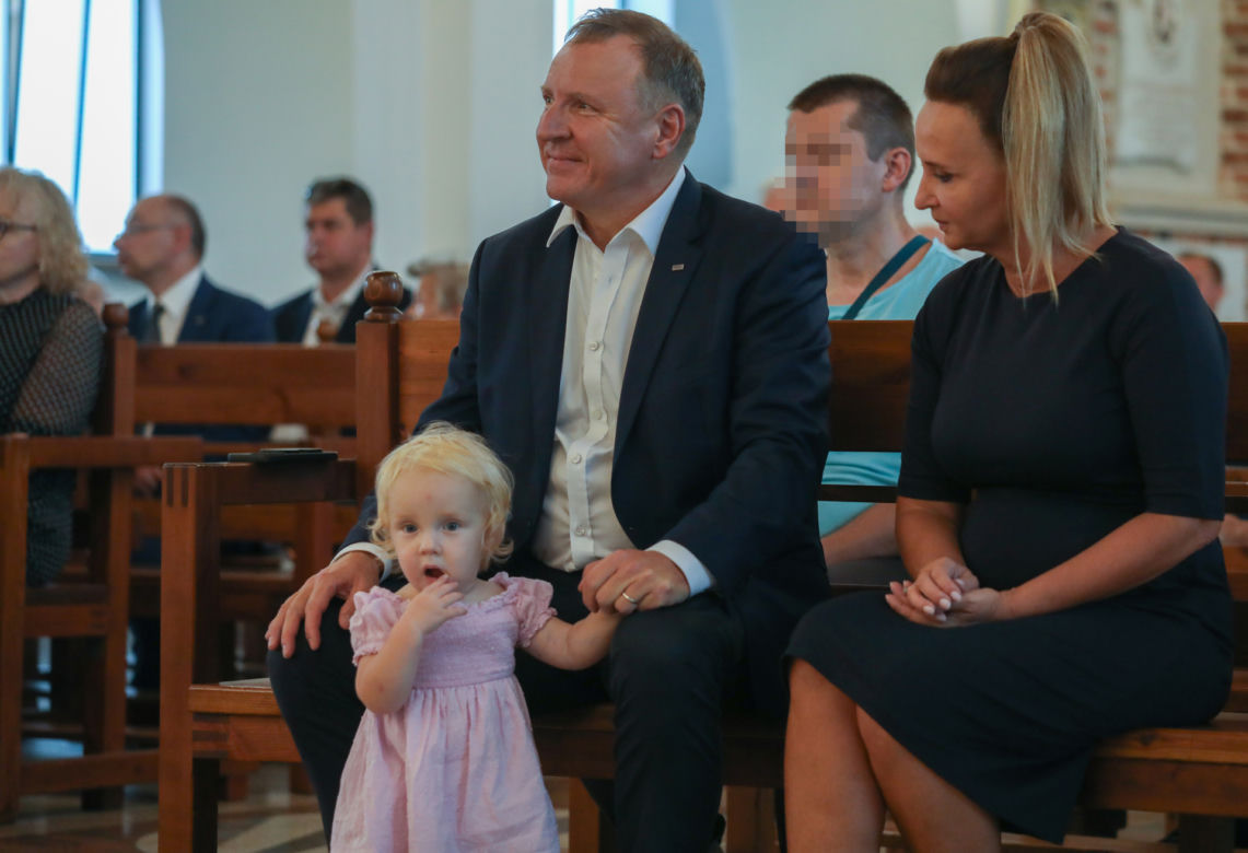Jacek Kurski modli się w intencji zmarłej  matki