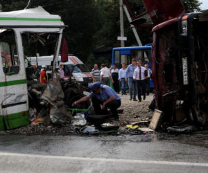 Ciężarówka przecięła autobus na pół