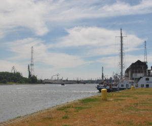 Tuż obok Twierdzy Wisłoujście rozpościera się piękny widok na wodę i port.