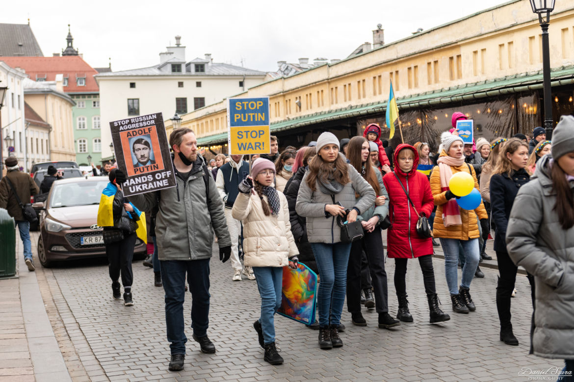 Kraków solidarny z Ukrainą! Wielka manifestacja na Rynku Głównym [ZDJĘCIA]