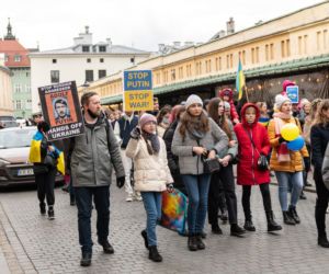 Kraków solidarny z Ukrainą! Wielka manifestacja na Rynku Głównym [ZDJĘCIA]