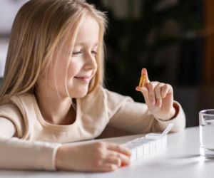 Dziecko nie chce połykać tabletek? Trik z kruszeniem leku może być niebezpieczny