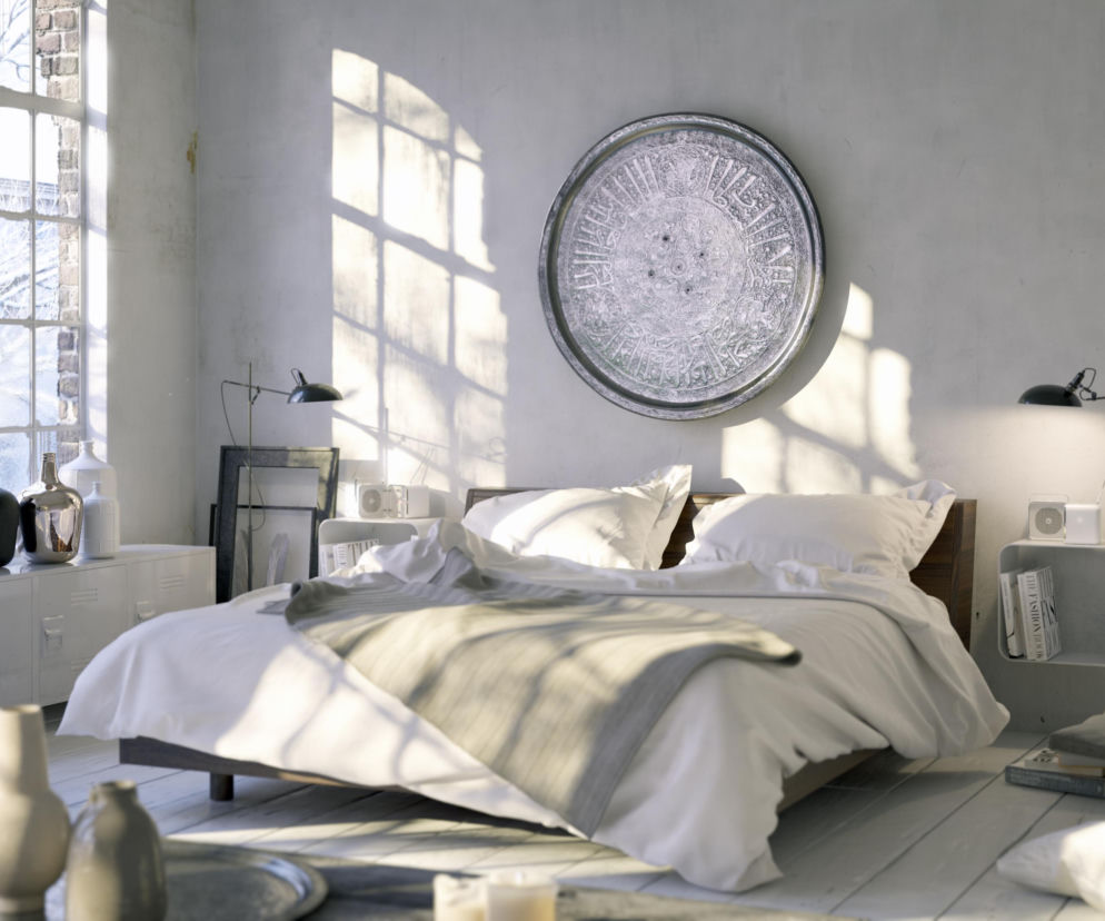 Na przekór modnemu minimalizmowi. Sypialnia w nieszablonowym stylu