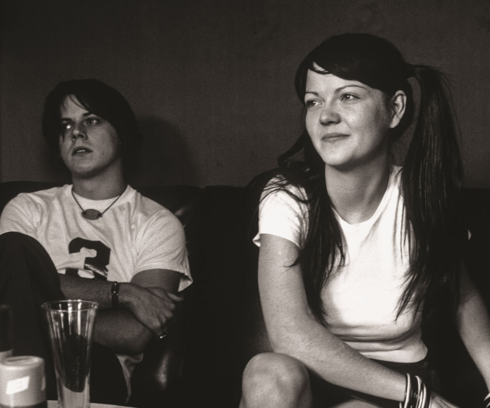 Meg White i Jack White z The White Stripes na archiwalnym zdjęciu. O poszukiwaniach perkusistki czytaj w EskaRock.