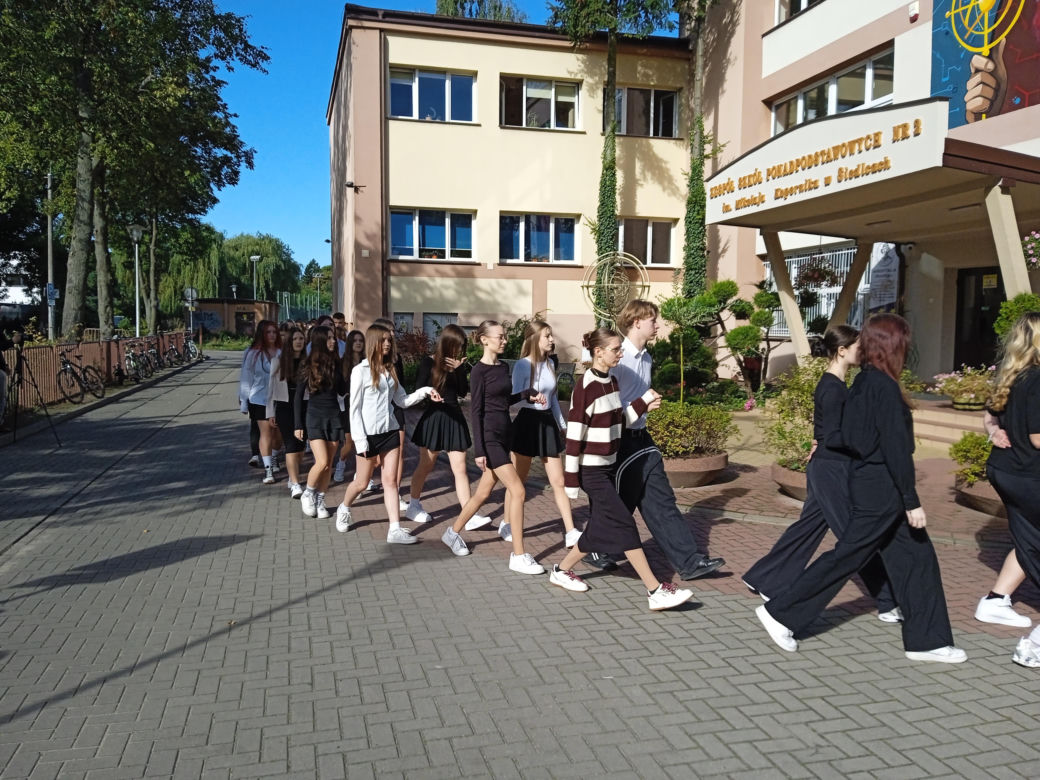 100 par zatańczyło poloneza na 100-lecie siedleckiego Ekonomika