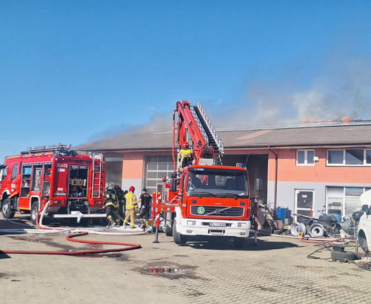 Olbrzymi pożar pod Łomżą. W Starym Cydzynie palą się warsztat, garaż i dom. Ogień został wstępnie opanowany ZDJĘCIA