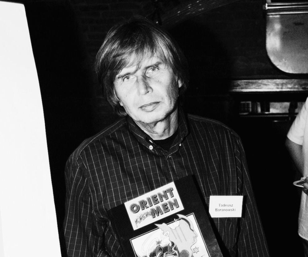 Artysta Tadeusz Baranowski trzyma swój komiks Orient Men. O śmierci twórcy przeczytasz na SE.