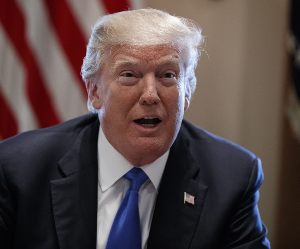 Trump nie zna hymnu USA?! 