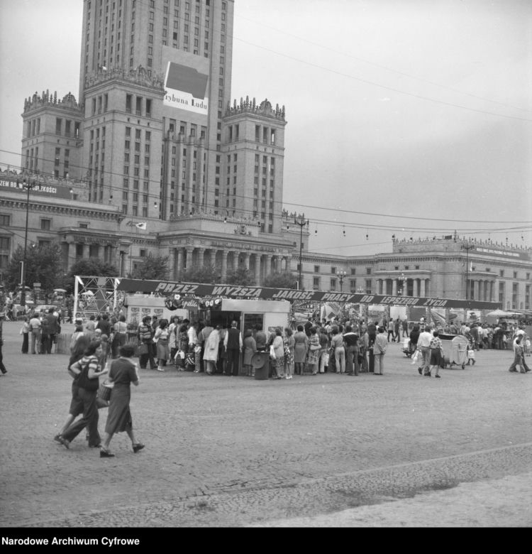 QUIZ PRL. Pałac Kultury i Nauki w Warszawie. Zmierz się z historią dziarskiego 70-latka? 