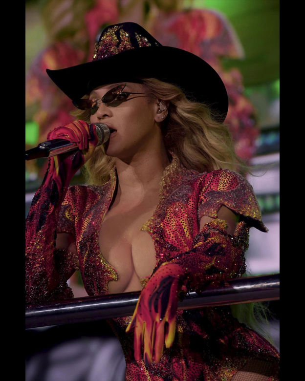 Beyonce wraca! Jest całkiem naga i została kowbojem!