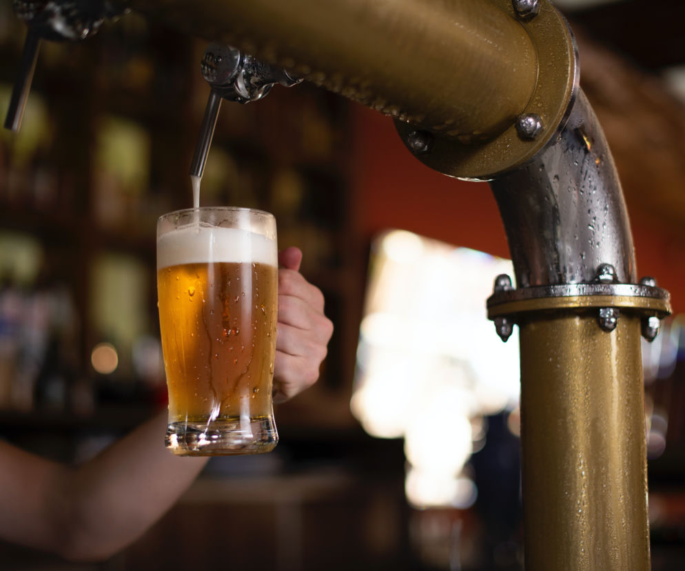 Wariant Omikron coraz groźniejszy. Będzie ZAKAZ sprzedaży alkoholu w restauracjach i pubach