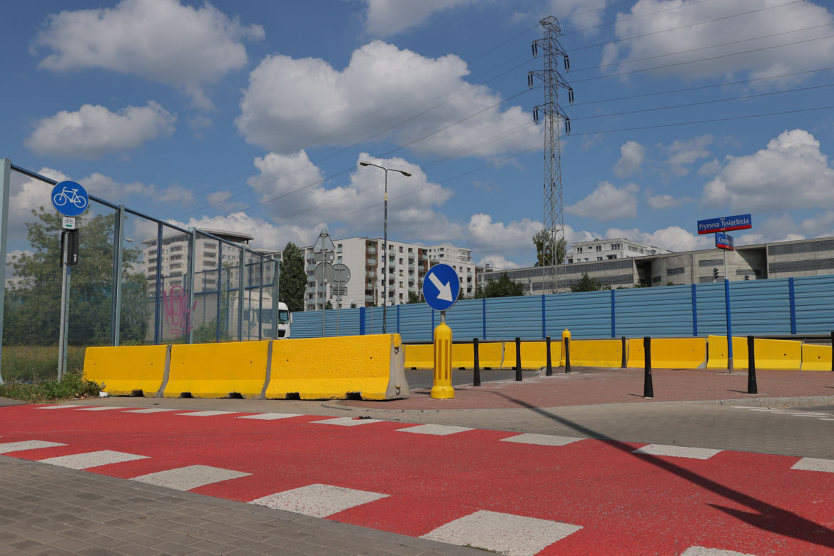 Zamknęli zjazd na osiedle. Mieszkańcy są wściekli