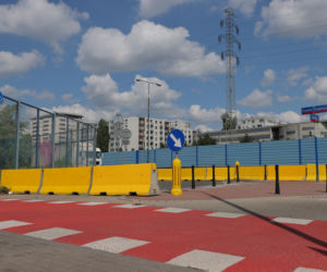 Zamknęli zjazd na osiedle. Mieszkańcy są wściekli