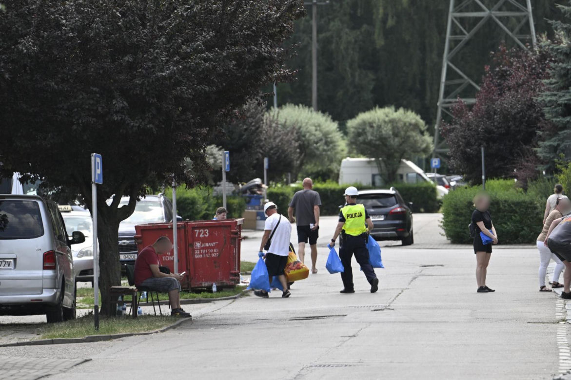 Mieszkańcy Ząbek wracają do swoich mieszkań po najpotrzebniejsze rzeczy