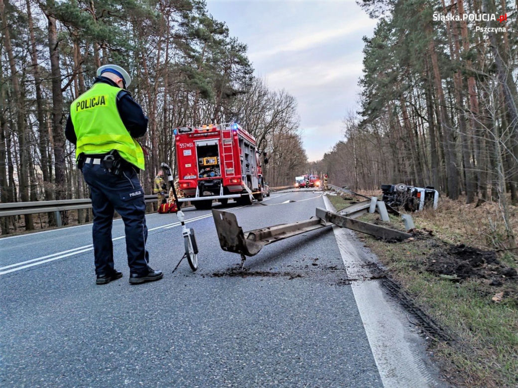 Koszmarny wypadek. Osobówka wjechała w cysternę. Do rana usuwano skutki tego zderzenia