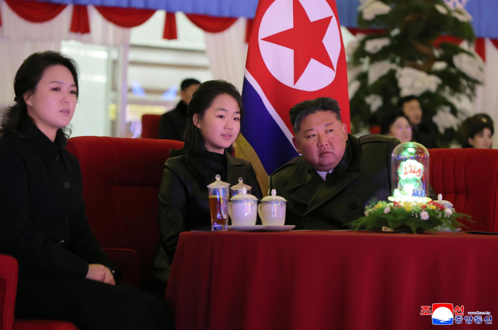 Korea Płn./ Przywódca Kim Dzong Un z 13-letnią córką testowali nowe pistolety