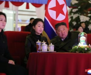 Korea Płn./ Przywódca Kim Dzong Un z 13-letnią córką testowali nowe pistolety