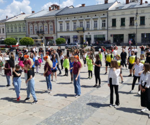 Młodzież z Nowego Sącza zatańczyła przed ratuszem