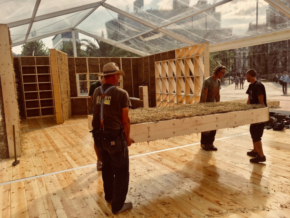 COP24: pawilon z drewna i słomy w centrum Katowic
