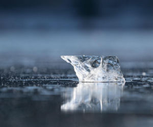 Mazury pod lodem. Wielkie jeziora zamarzły! Ratownicy przestrzegają przed wchodzeniem na lód