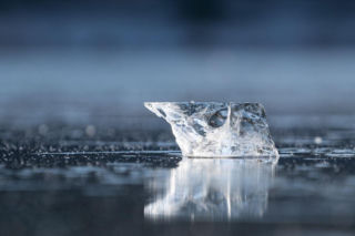 Mazury pod lodem. Wielkie jeziora zamarzły! Ratownicy przestrzegają przed wchodzeniem na lód