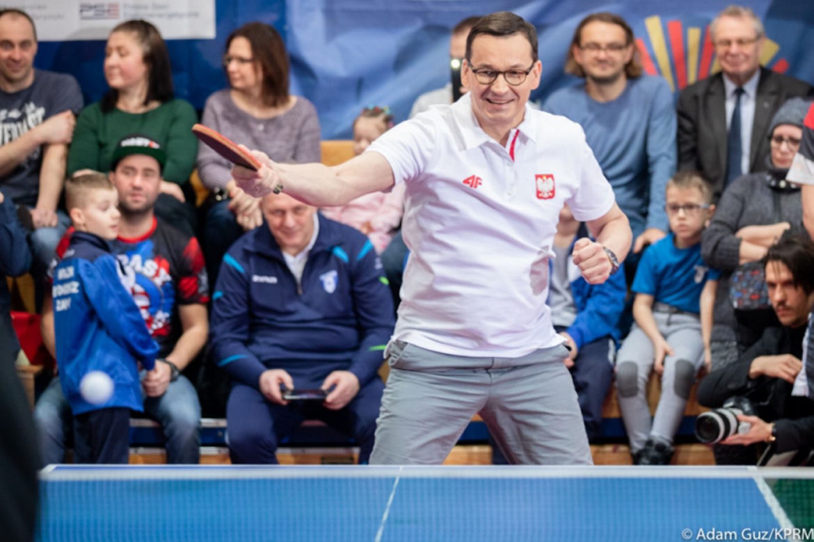 Premier Mateusz Morawiecki na treningu tenisa stołowego dzieci w Bydgoszczy
