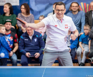 Premier Mateusz Morawiecki na treningu tenisa stołowego dzieci w Bydgoszczy