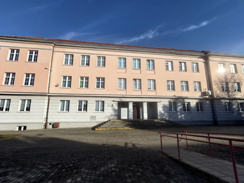 Zabójstwo 11-latki w Jeleniej Górze. Szkoła i miejsce dramatu