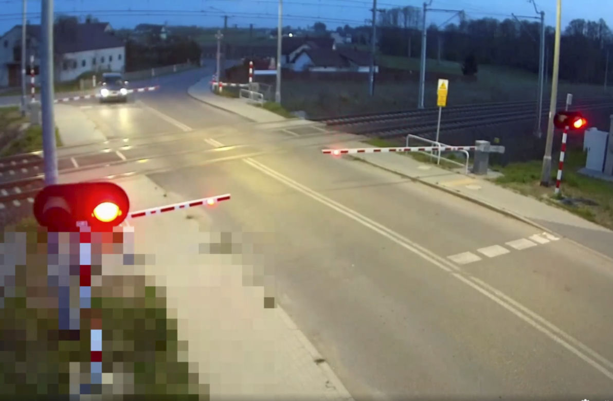 51- i 55-latka wiedziały lepiej. Wjechały na przejazd pod Ostrowią Mazowiecką mimo nadjeżdżającego pociągu! [ZDJĘCIA]