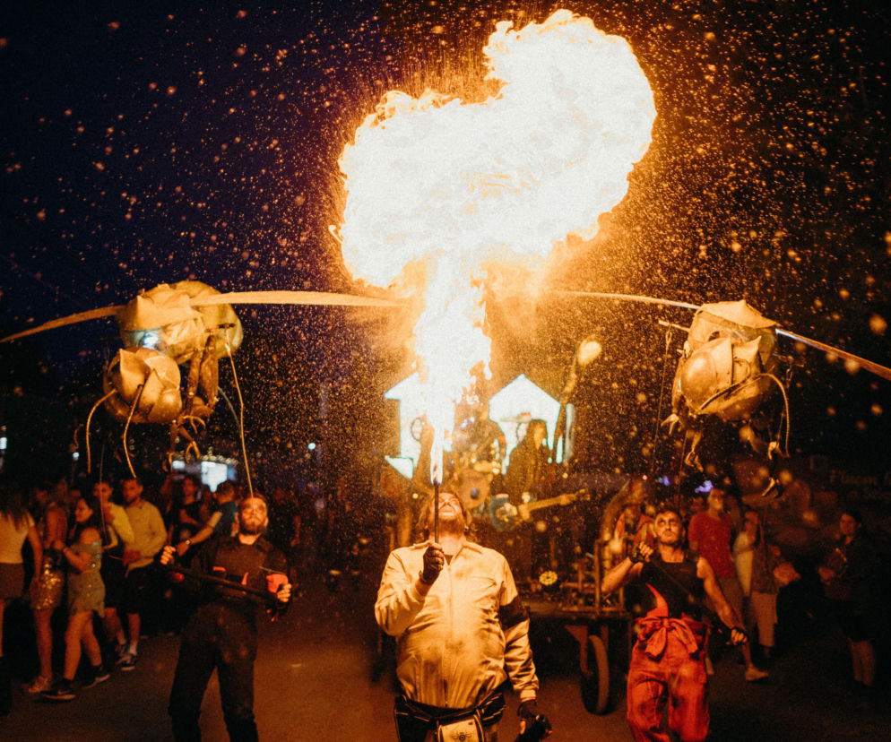 Mężczyzna wypuszcza wielki słup ognia z ust podczas nocnego pokazu na festiwalu Sziget. O szczegółach przeczytasz w Eska.