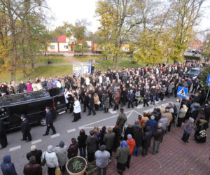 Drzewica: Pogrzeb 18. ofiar wypadku busa pod Nowym Miastem n. Pilicą 